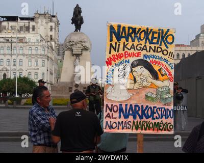 Lima, Peru. April 2024. "Nicht an den Narco-Staat" ist auf einem Schild zu lesen, wenn am 32. Jahrestag der Selbstgolpe Alberto Fujimori am 5. April 1992 Hunderte auf die Straße gehen, um gegen die derzeitige Regierung von Dina Boluarte und ihre implizite Allianz mit Fujimori-Anhängern zu protestieren. Die Staatsanwaltschaft durchsuchte vor kurzem Boluartes Haus und ihre Büros im Regierungspalast auf der Suche nach Uhren und Schmuck, die sie öffentlich ausgestellt hat und die sie kaum rechtfertigen würde. Quelle: Fotoholica Presseagentur/Alamy Live News Stockfoto