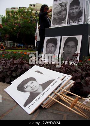 Lima, Peru. April 2024. Plakate mit Porträts der Opfer bei den Demonstrationen, als am 5. April 1992 zum 32. Jahrestag der Selbstgolpe Alberto Fujimori Hunderte auf die Straße gehen, um gegen die derzeitige Regierung von Dina Boluarte und ihre implizite Allianz mit Fujimori-Anhängern zu protestieren. Die Staatsanwaltschaft durchsuchte vor kurzem Boluartes Haus und ihre Büros im Regierungspalast auf der Suche nach Uhren und Schmuck, die sie öffentlich ausgestellt hat und die sie kaum rechtfertigen würde. Quelle: Fotoholica Presseagentur/Alamy Live News Stockfoto