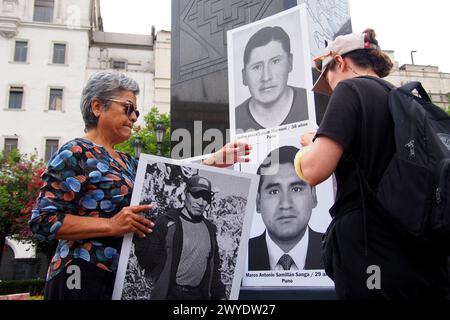 Lima, Peru. April 2024. Plakate mit Porträts der Opfer bei den Demonstrationen, als am 5. April 1992 zum 32. Jahrestag der Selbstgolpe Alberto Fujimori Hunderte auf die Straße gehen, um gegen die derzeitige Regierung von Dina Boluarte und ihre implizite Allianz mit Fujimori-Anhängern zu protestieren. Die Staatsanwaltschaft durchsuchte vor kurzem Boluartes Haus und ihre Büros im Regierungspalast auf der Suche nach Uhren und Schmuck, die sie öffentlich ausgestellt hat und die sie kaum rechtfertigen würde. Quelle: Fotoholica Presseagentur/Alamy Live News Stockfoto