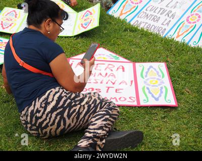 Lima, Peru. April 2024. "Dina Murderer, raus" ist auf einem Schild zu lesen, wenn am 5. April 1992 zum 32. Jahrestag der Selbstgolpe Alberto Fujimori Hunderte auf die Straße gehen, um gegen die derzeitige Regierung von Dina Boluarte und ihre implizite Allianz mit Fujimori-Anhängern zu protestieren. Die Staatsanwaltschaft durchsuchte vor kurzem Boluartes Haus und ihre Büros im Regierungspalast auf der Suche nach Uhren und Schmuck, die sie öffentlich ausgestellt hat und die sie kaum rechtfertigen würde. Quelle: Fotoholica Presseagentur/Alamy Live News Stockfoto