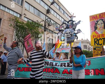 Lima, Peru. April 2024. Anlässlich des 32. Jahrestages der Selbstgolpe Alberto Fujimori, am 5. April 1992, nehmen Hunderte die Straße ein, um gegen die gegenwärtige Regierung von Dina Boluarte und ihre implizite Allianz mit Fujimori-Anhängern zu protestieren. Die Staatsanwaltschaft durchsuchte vor kurzem Boluartes Haus und ihre Büros im Regierungspalast auf der Suche nach Uhren und Schmuck, die sie öffentlich ausgestellt hat und die sie kaum rechtfertigen würde. Quelle: Fotoholica Presseagentur/Alamy Live News Stockfoto