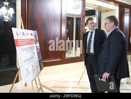 KIEW, UKRAINE - 04. APRIL 2024 - Lade d’Affaires in der Königlich Dänischen Botschaft in der Ukraine Jens Martin Alsbirk (L) nimmt an der Zeremonie zur Übergabe von Ausrüstungszertifikaten an 202 pyrotechnische Einheiten des SES der Ukraine aus dem UN-Entwicklungsprogramm zusammen mit Vertretern der Europäischen Union Teil. die Regierungen Japans, Schwedens und Dänemarks am Internationalen Tag der Sensibilisierung für Minen und der Unterstützung bei Minenprogrammen in Kiew, Hauptstadt der Ukraine Stockfoto