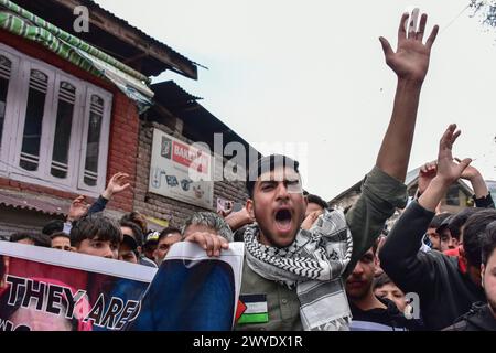 Kaschmir, Indien. April 2024. Eine kaschmirische schiitische muslimische Sprüche während eines Protestes zum Quds-Tag, oder Jerusalem-Tag, zur Unterstützung der Palästinenser, die jährlich am letzten Freitag des muslimischen Fastenmonats Ramadan in Budgam, etwa 30 km von Srinagar entfernt, stattfand. (Foto: Saqib Majeed/SOPA Images/SIPA USA) Credit: SIPA USA/Alamy Live News Stockfoto