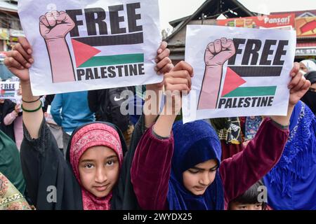 Kaschmir, Indien. April 2024. Kaschmiri schiitische muslimische Mädchen halten Plakate während eines Protestes zum Quds-Tag, oder Jerusalem-Tag, zur Unterstützung der Palästinenser, die jährlich am letzten Freitag des muslimischen Fastenmonats Ramadan in Budgam, etwa 30 km von Srinagar entfernt, stattfinden. (Foto: Saqib Majeed/SOPA Images/SIPA USA) Credit: SIPA USA/Alamy Live News Stockfoto