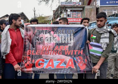 Kaschmir, Indien. April 2024. Kaschmiri-schiitische Muslime halten ein Banner während eines Protestes zum Quds-Tag, oder Jerusalem-Tag, zur Unterstützung der Palästinenser, die jährlich am letzten Freitag des muslimischen Fastenmonats Ramadan in Budgam, etwa 30 km von Srinagar entfernt, stattfinden. (Foto: Saqib Majeed/SOPA Images/SIPA USA) Credit: SIPA USA/Alamy Live News Stockfoto