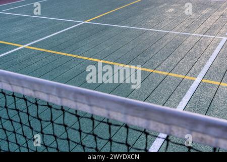 Elevated Platform Tennis, Paddle Ball Courts mit gelben Pickelballlinien und Netz. Die Bodenfläche ist grün mit weiß und gelb Stockfoto