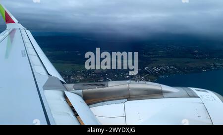 Regenschauer ziehen über eine Landschaft neben einem See, von einem Flugzeug aus gesehen. Stockfoto