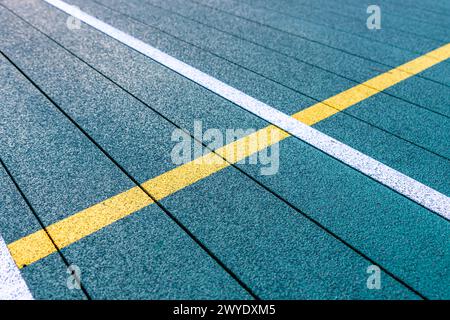 Elevated Platform Tennis, Paddle Ball Courts mit gelben Pickelballlinien. Die Bodenfläche ist grün mit weiß und gelb Stockfoto