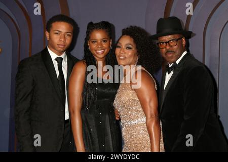 9. Januar 2024, Los Angeles, CA, USA: LOS ANGELES - 9. JAN: Slater Vance, Bronwyn Vance, Angela Bassett, Courtney B Vance bei den 14. Governors Awards im Dolby Ballroom am 9. Januar 2024 in Los Angeles, CA. (Kreditbild: © Kay Blake/ZUMA Press Wire) NUR REDAKTIONELLE VERWENDUNG! Nicht für kommerzielle ZWECKE! Stockfoto