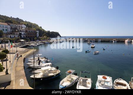 Der kleine Hafen von San Marco di Castellabate an der Cilento-Küste Stockfoto