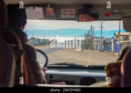 Ein Fahrerblick auf die Straßen in Chuzhir auf der Insel Olchon, Russland, von einem russischen Kleinbus aus. Das meterdicke blaue Eis des gefrorenen Baikalsees hat sich im Laufe der Jahre zu einer Touristenattraktion im Winter entwickelt, wo Besucher normalerweise zur drittgrößten Seeinsel der Welt, Olkhon Island, reisen, um den tiefsten See der Welt zu beobachten. Aufgrund des anhaltenden russischen Krieges gegen die Ukraine und der darauf folgenden internationalen Sanktionen seit 2022 ist die Zahl der Besucher der Insel zurückgegangen, die meisten Touristen kommen aus China. (Foto: Jasmine Leung/SOPA Images/SIPA USA) Stockfoto