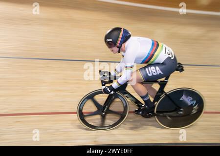 Los Angeles, Kalifornien, USA. April 2024. Weltmeisterin Jennifer Valente (L) führt Lina Hernandez Gomez aus Kolumbien im Omnium-Rennen der Frauen an und gewinnt die Goldmedaille im Omnium der Frauen Credit: Casey B. Gibson/Alamy Live News Stockfoto