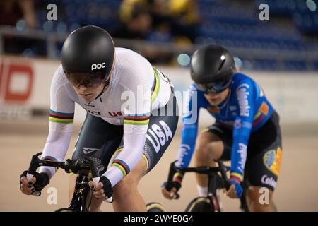 Los Angeles, Kalifornien, USA. April 2024. Weltmeisterin Jennifer Valente (L) führt Lina Hernandez Gomez aus Kolumbien im Omnium-Rennen der Frauen an und gewinnt die Goldmedaille im Omnium der Frauen Credit: Casey B. Gibson/Alamy Live News Stockfoto