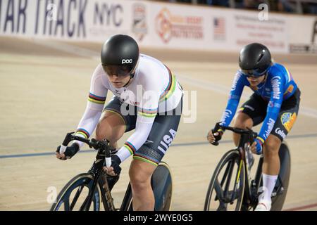 Los Angeles, Kalifornien, USA. April 2024. Weltmeisterin Jennifer Valente (L) führt Lina Hernandez Gomez aus Kolumbien im Omnium-Rennen der Frauen an und gewinnt die Goldmedaille im Omnium der Frauen Credit: Casey B. Gibson/Alamy Live News Stockfoto