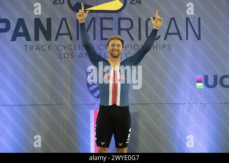 Los Angeles, Kalifornien, USA. April 2024. Anders Johnson von den Vereinigten Staaten, Gewinner der Goldmedaille in der individuellen Verfolgung der Männer, auf dem Podium. Quelle: Casey B. Gibson/Alamy Live News Stockfoto