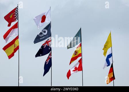 Suzuka, Japan. April 2024. Kreislaufatmosphäre – Flaggen. Formel-1-Weltmeisterschaft, Rd 4, großer Preis von Japan, Samstag, 6. April 2024. Suzuka, Japan. Quelle: James Moy/Alamy Live News Stockfoto