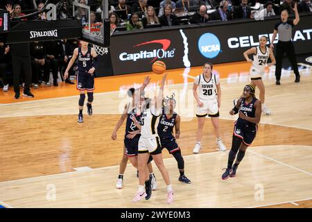 Cleveland, Ohio, USA. April 2024. Iowa Hawkeyes Garant Sydney Affolter #3 schießt den Ball im Halbfinalspiel 2 des NCAA Women’s Final Four Turniers in Cleveland, Ohio. (Kindell Buchanan/Alamy Live News) Stockfoto