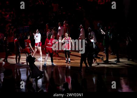 Cleveland, Ohio, USA. April 2024. NC State Wolfpack Wachmann Aziaha James #10 beim Halbfinalspiel 1 des NCAA Women’s Final Four Turniers in Cleveland, Ohio. (Kindell Buchanan/Alamy Live News) Stockfoto