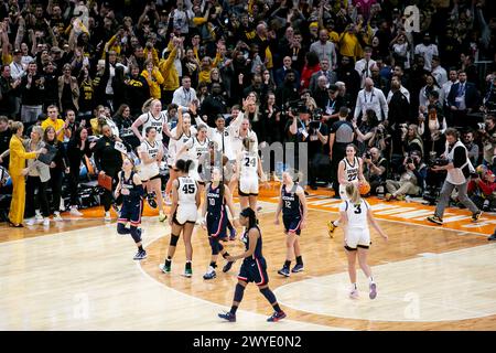 Cleveland, Ohio, USA. April 2024. Die Iowa Hawkeyes feiern 71-69 ihren Sieg über die UConn Huskies im Halbfinalspiel 2 des NCAA Women’s Final Four Turniers in Cleveland, Ohio. (Kindell Buchanan/Alamy Live News) Stockfoto