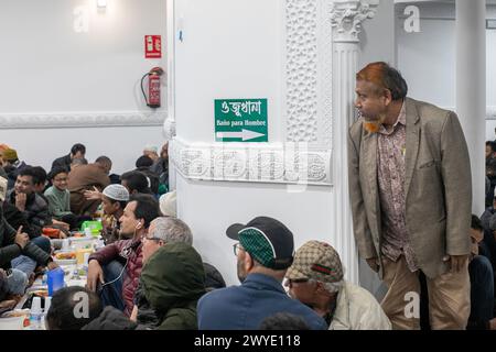 Madrid, Spanien. April 2024. Ein Mann beobachtet während des iftar (Breaking the Fasten) in einer Madrider Moschee. Tage der offenen Tür und Abendessen, die von der Valiente Bangla Association während des Ramadan veranstaltet werden. Gefeiert in der Moschee „Baitul Mukarram“ im Madrider Stadtteil Lavapiés. Quelle: SOPA Images Limited/Alamy Live News Stockfoto