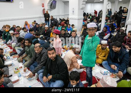 Madrid, Spanien. April 2024. Ein Kind beobachtet während des iftar (das Fasten brechen) in einer Madrider Moschee. Tage der offenen Tür und Abendessen, die von der Valiente Bangla Association während des Ramadan veranstaltet werden. Gefeiert in der Moschee „Baitul Mukarram“ im Madrider Stadtteil Lavapiés. Quelle: SOPA Images Limited/Alamy Live News Stockfoto