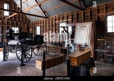 Beerdigungshaus mit Särgen und Kutsche für den Transport des Verstorbenen im Sovereign Hill Open Air Museum in Ballarat Stockfoto