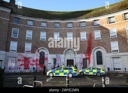 Polizeifahrzeuge sind vor der County Hall stationiert, die während der Demonstration mit roter Farbe besprüht wurde. Unterstützer der Palästinensischen Aktion blockieren den Eingang zur County Hall und sprühen rote Farbe auf das Äußere des Gebäudes. Die Demonstranten fordern, dass der Stadtrat von Somerset den Mietvertrag für Büroflächen beendet, die sie an Elbit Systems in Aztec West, Bristol, vermieteten. Sie argumentieren, dass die von Elbit Systems in Großbritannien hergestellten Waffen von der israelischen Verteidigungsstreitkräfte gegen Palästinenser in Gaza und anderswo eingesetzt werden. Bei den israelischen Bombenangriffen im Gazastreifen sind seit Oktobe über 30.000 Palästinenser ums Leben gekommen Stockfoto