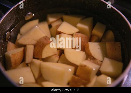 Kartoffeln, die für Kartoffelpüree gekocht werden sollen Stockfoto