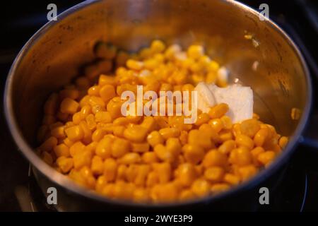 Kochen Sie Mais mit Butter in einem kleinen Topf Stockfoto