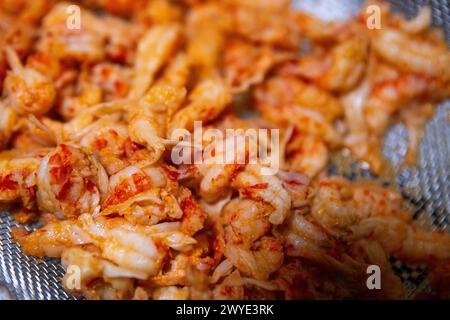 Haufen von Krabbenschwänzen wird belastet Stockfoto