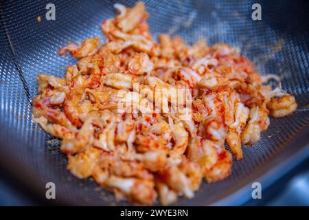 Haufen von Krabbenschwänzen wird belastet Stockfoto