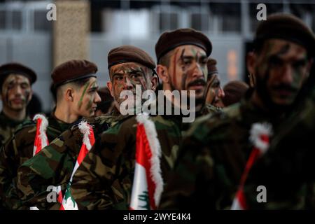 Beirut, Beirut, Libanon. April 2024. Pro-iranische Hisbollah-Kämpfer ziehen anlässlich des internationalen Al-Quds-Tages in Beirut im südlichen Vorort vor. Der jährliche al-Quds-Tag kommt am letzten Freitag des heiligen Monats Ramadan. Die Veranstaltung wurde 1979 im Iran, kurz nach der Islamischen Revolution, initiiert. (Kreditbild: © Marwan Naamani/ZUMA Press Wire) NUR REDAKTIONELLE VERWENDUNG! Nicht für kommerzielle ZWECKE! Stockfoto