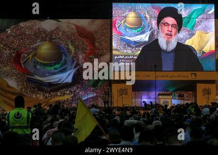 Beirut, Beirut, Libanon. April 2024. Der Pro-iranische Hisbollah-Generalsekretär HASSAN NASRALLAH hält eine Fernsehrede während einer Zeremonie anlässlich des internationalen Al-Quds-Tages in Beirut im südlichen Vorort. Der jährliche al-Quds-Tag kommt am letzten Freitag des heiligen Monats Ramadan. Die Veranstaltung wurde 1979 im Iran, kurz nach der Islamischen Revolution, initiiert. (Kreditbild: © Marwan Naamani/ZUMA Press Wire) NUR REDAKTIONELLE VERWENDUNG! Nicht für kommerzielle ZWECKE! Stockfoto