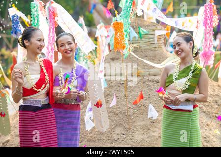 Songkran Festival. Nordthailändische Menschen in traditioneller Kleidung tragen Sand in den Tempel, um Sandpagode und Dekoration mit farbenfrohen PA zu bauen Stockfoto