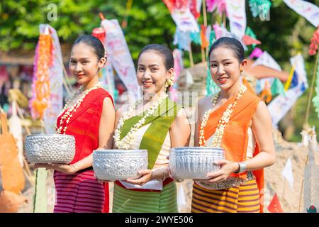 Songkran Festival. Portrait nordthailändischer Menschen in traditioneller Kleidung, Handgefertigte Silberschale in Songkran Day Sommer Thailand Kultur Stockfoto