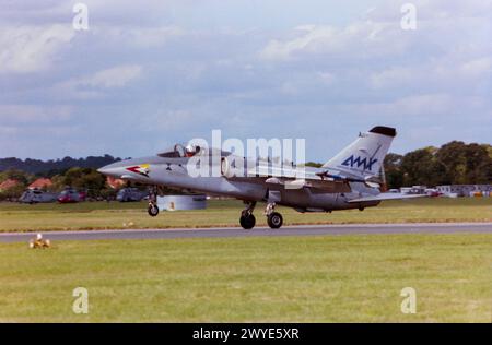 AMX International AMX zweiter Prototyp des Bodenangriffsflugzeugs, der auf der Farnborough International Airshow 1988 gezeigt wird. Entworfen von Aeritalia (heute Alenia Aeronautica) und Aermacchi für die italienische Luftwaffe und von Embraer für die brasilianische Luftwaffe, wurde der Typ 1984 in die Luft genommen und trat 1989 in Dienst Stockfoto