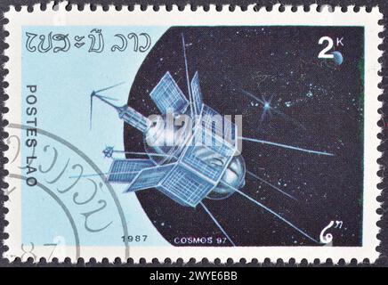 Von Laos gedruckte Briefmarke, die Satellit 'Intercosmos' um 1987 zeigt. Stockfoto