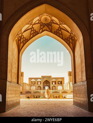 Kashan, Iran - 29. Mai 2022: Touristen und Pilger erkunden die wunderschöne Agha Bozorg Moschee Stockfoto