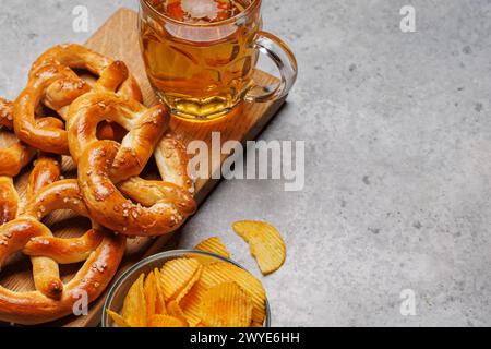 Verschiedene Bierstände: Chips, Nüsse, Brezeln. Verschiedene Optionen für die Aktualisierung mit Kopierbereich Stockfoto