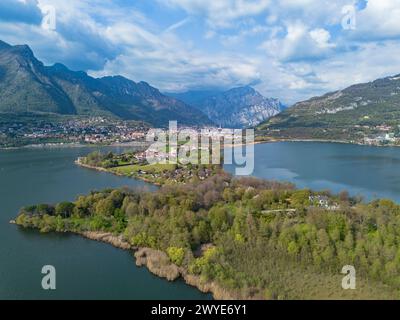 Blick auf die Isella-Halbinsel am Annone-See Stockfoto