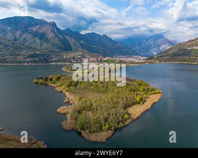 Blick auf die Isella-Halbinsel am Annone-See Stockfoto