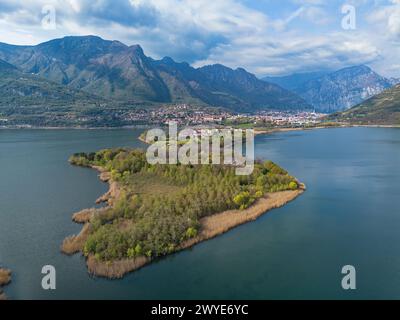 Blick auf die Isella-Halbinsel am Annone-See Stockfoto