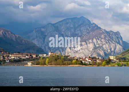 Blick auf das Dorf Civate vom Lake Annone Stockfoto