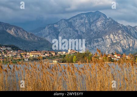 Blick auf das Dorf Civate vom Lake Annone Stockfoto