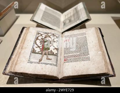 Venedig, Italien. April 2024. Ein deutschsprachiges Buch aus dem 15. Jahrhundert ist in der Ausstellung Marco Polo zu sehen. Venedig erinnert an seinen berühmtesten Bürger Marco Polo (wahrscheinlich 1254-1324) mit einer großen Ausstellung zum 700. Todestag. Die Show, die am Samstag eröffnet wurde und Ausgrabungsfunde, Karten und Bücher zeigt, kann bis zum 29. September im Dogenpalast besichtigt werden. Quelle: Christoph Sator/dpa/Alamy Live News Stockfoto