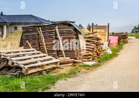 Massengutmüll-Tageskonzept, altes Holz, verschiedene Müllgegenstände, die auf einer Straße für die Sammlung von Massengutmüll gelegt werden Stockfoto