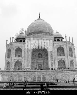 Taj Mahal, Schwarzweißfoto des Taj Mahal von der rechten Fassade des Denkmals Stockfoto