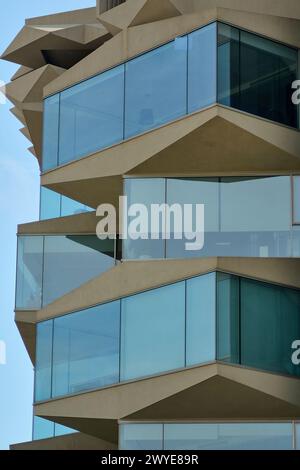 - Struktur in Spanien mit Beton- und Glasbalkonen, die einen modernen Ansatz in der architektonischen Gestaltung und Integration in die Umgebung von Tarragona zeigen Stockfoto