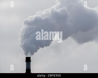 Industrieschornsteine mit starkem Rauch, der Luftverschmutzung auf grauem Himmelhintergrund verursacht. Dyrty Smoke Stockfoto