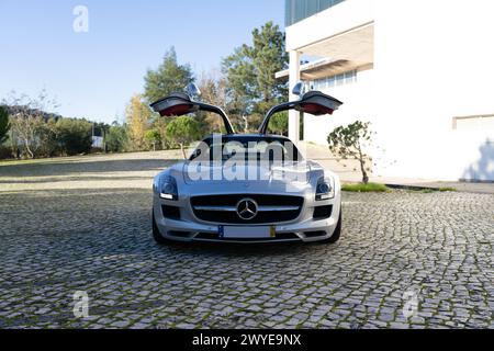 Das Meisterwerk der Flügeltüre, der Mercedes AMG SLS Stockfoto